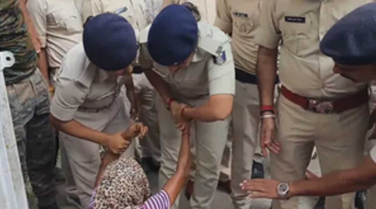 बिहार में जमीन को लेकर विवाद, 10 महिलाओं ने की आत्मदाह की कोशिश